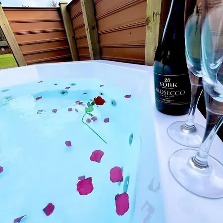 Oak 7 Hot Tub York