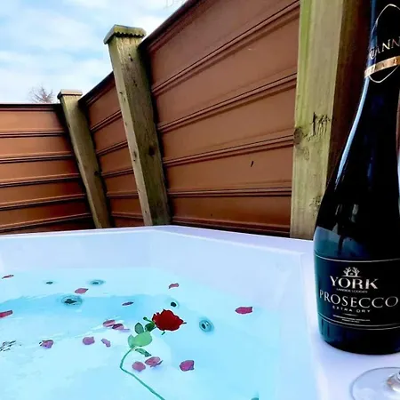 Oak 7 Hot Tub York